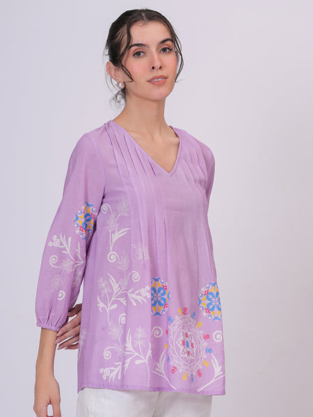 Elegant Lavender Top Featuring Delicate Multicolor Motifs