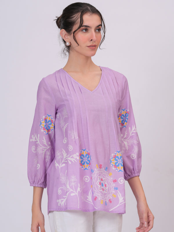 Elegant Lavender Top Featuring Delicate Multicolor Motifs