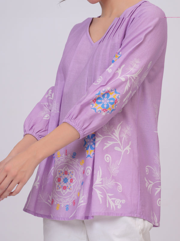Elegant Lavender Top Featuring Delicate Multicolor Motifs