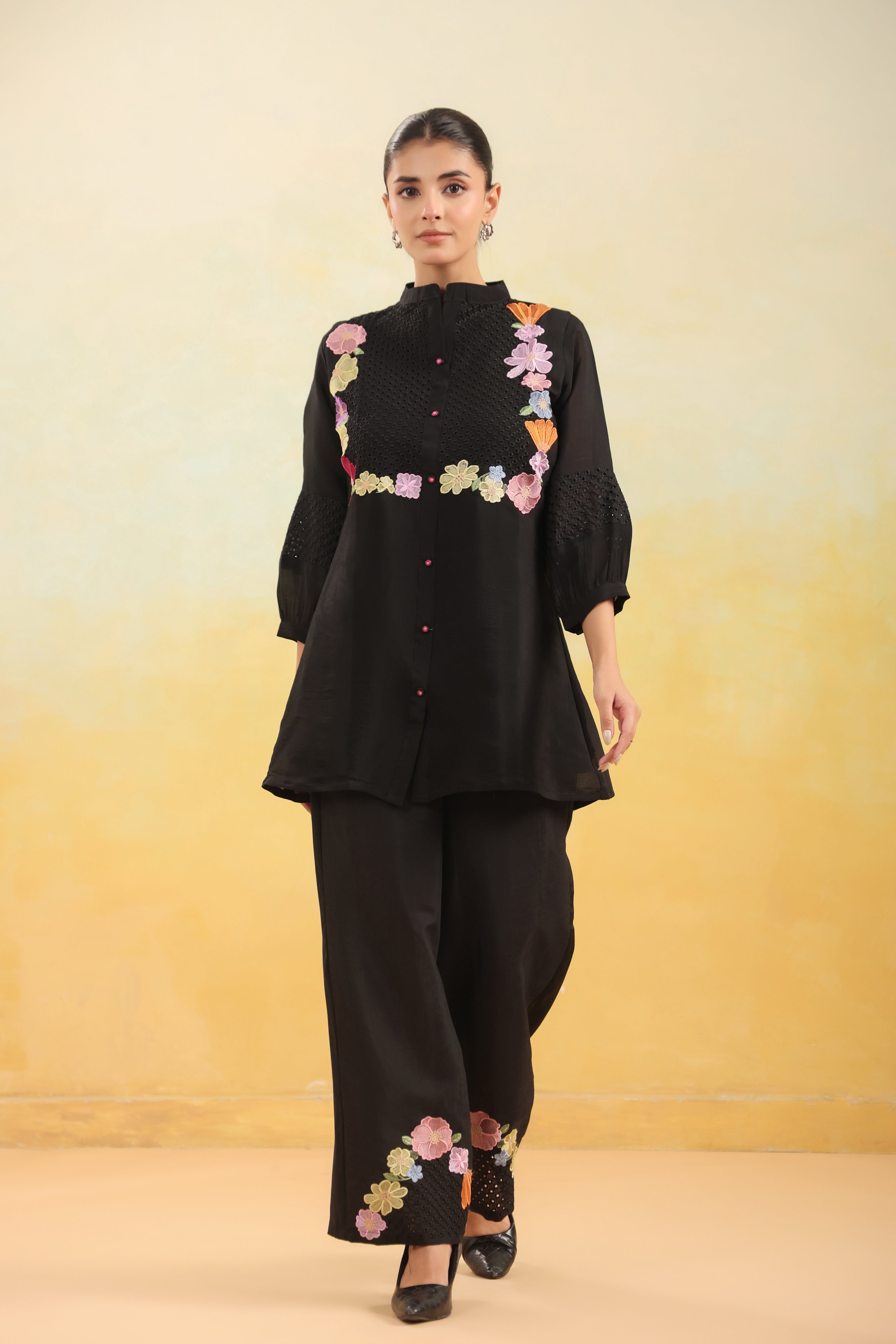 Women Black Floral Embroidered Tunic with Wide-Leg Pants Co-ord Set
