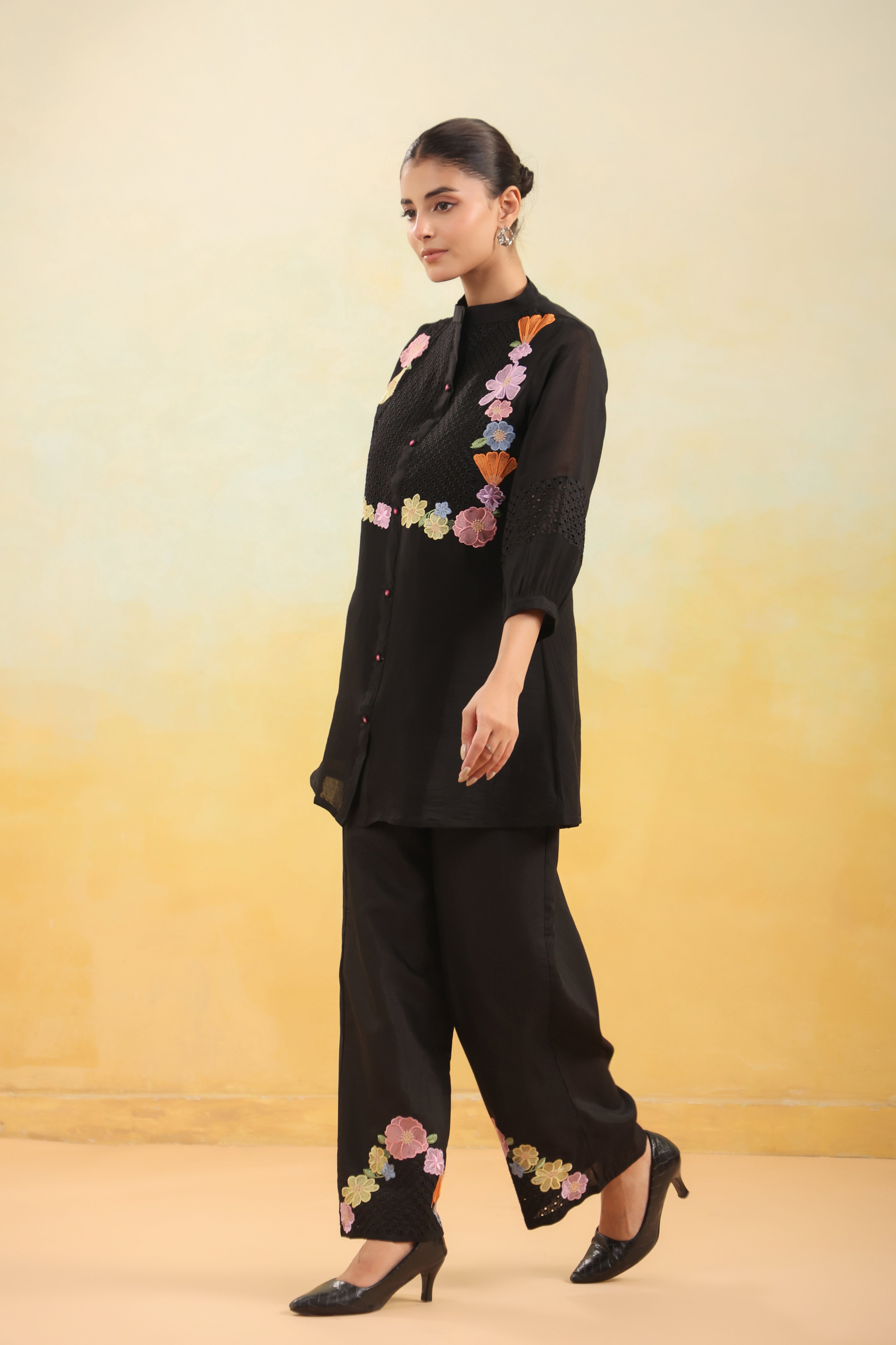 Women Black Floral Embroidered Tunic with Wide-Leg Pants Co-ord Set