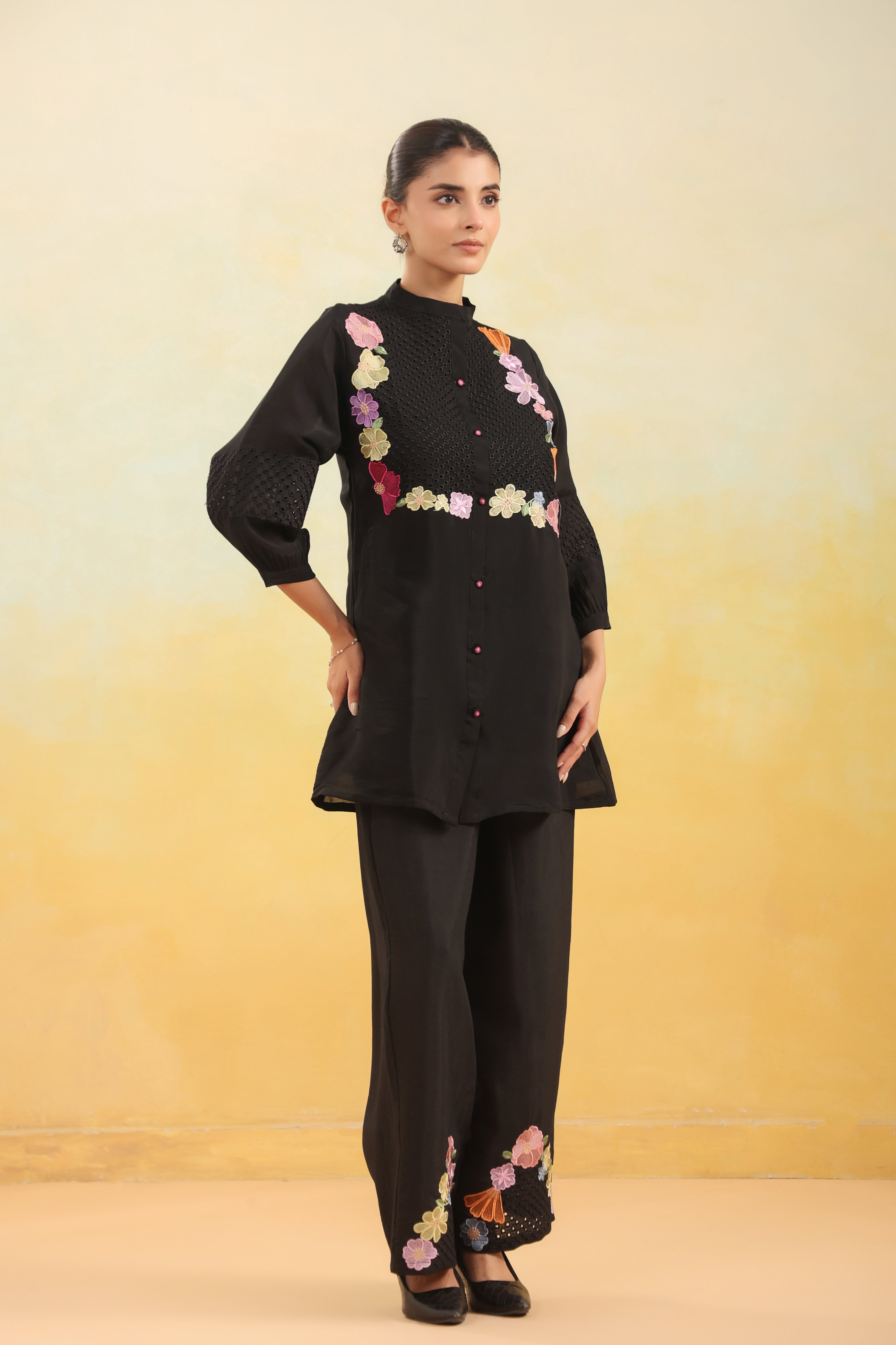 Women Black Floral Embroidered Tunic with Wide-Leg Pants Co-ord Set