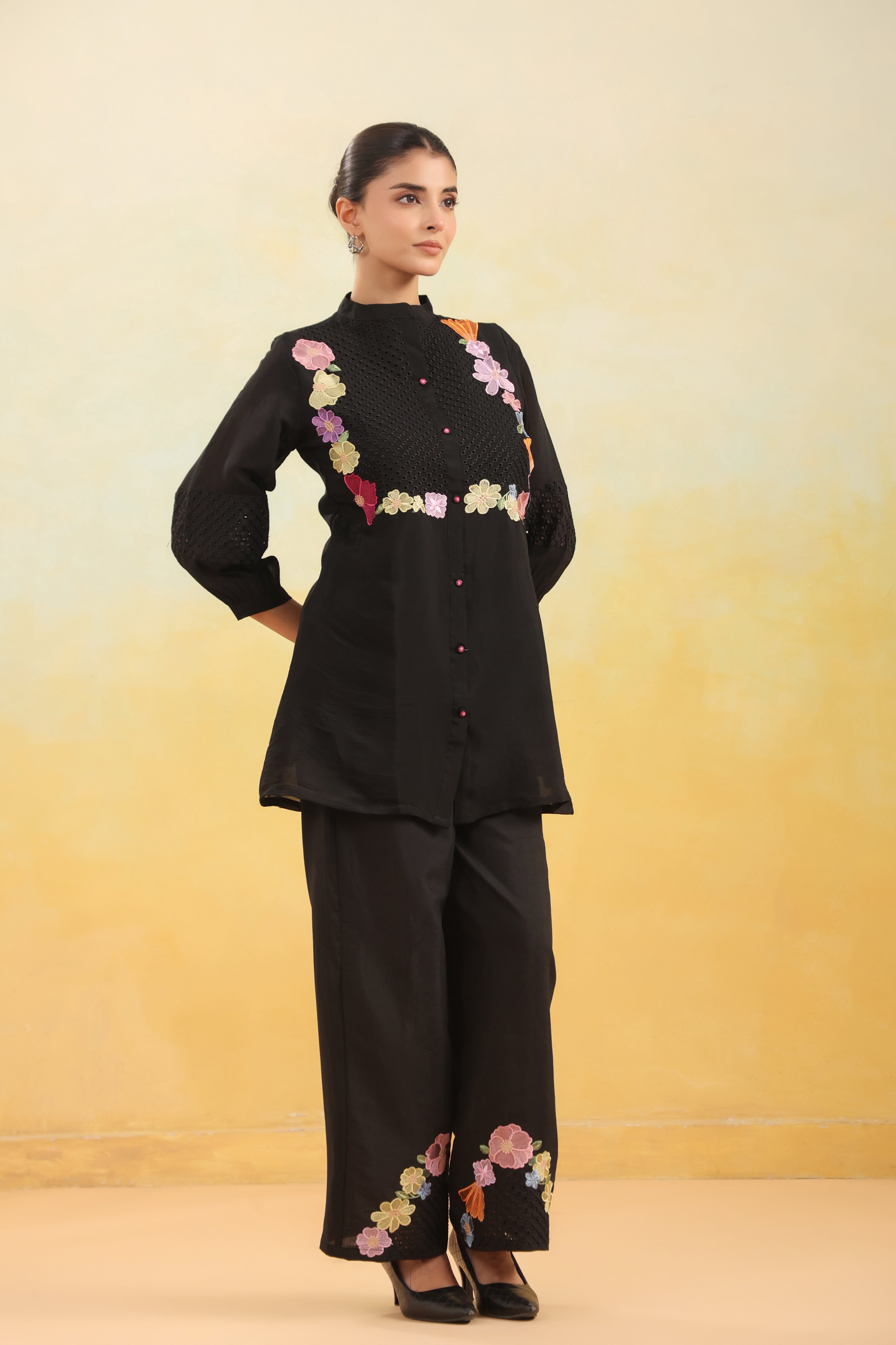 Women Black Floral Embroidered Tunic with Wide-Leg Pants Co-ord Set