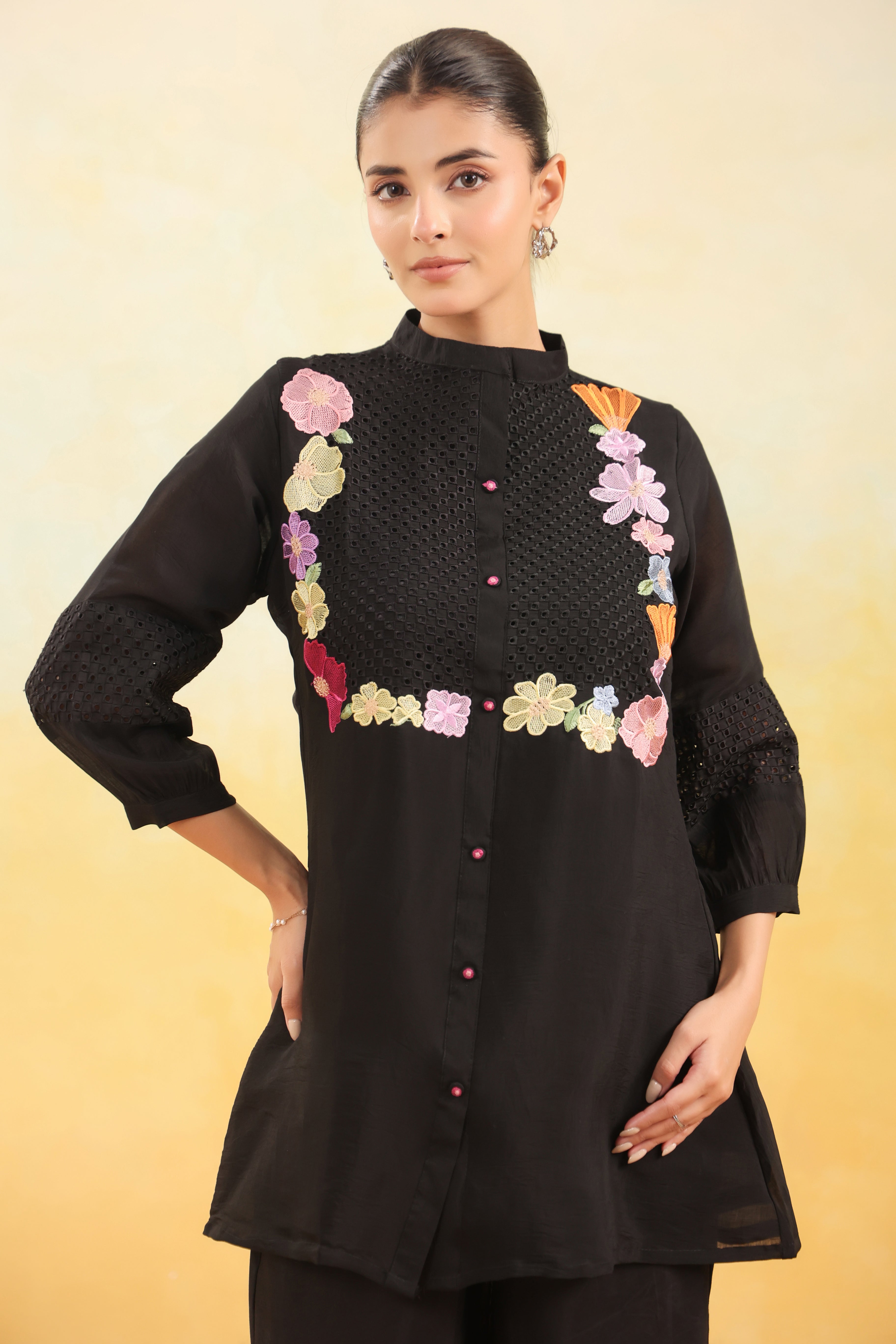 Women Black Floral Embroidered Tunic with Wide-Leg Pants Co-ord Set
