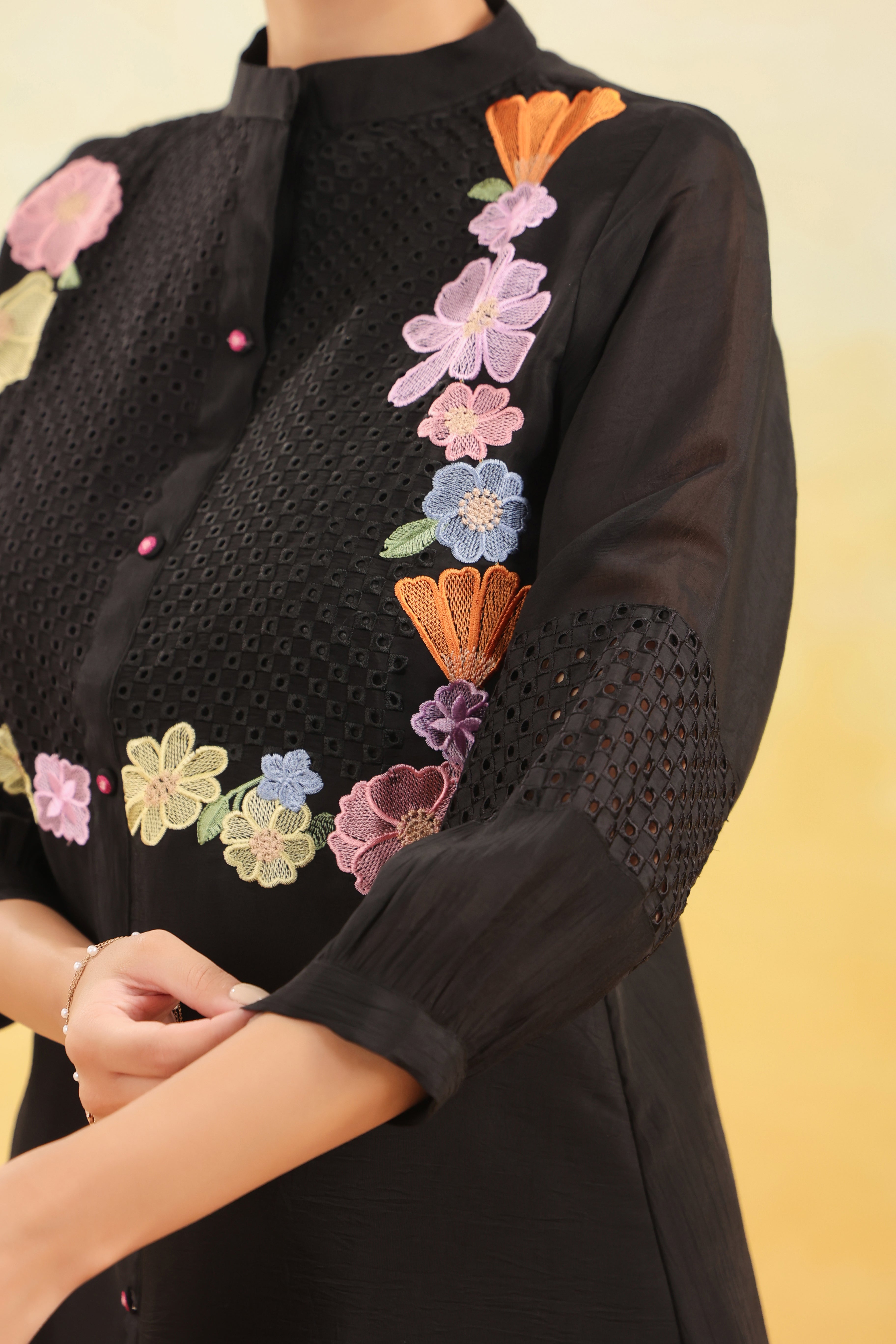 Women Black Floral Embroidered Tunic with Wide-Leg Pants Co-ord Set