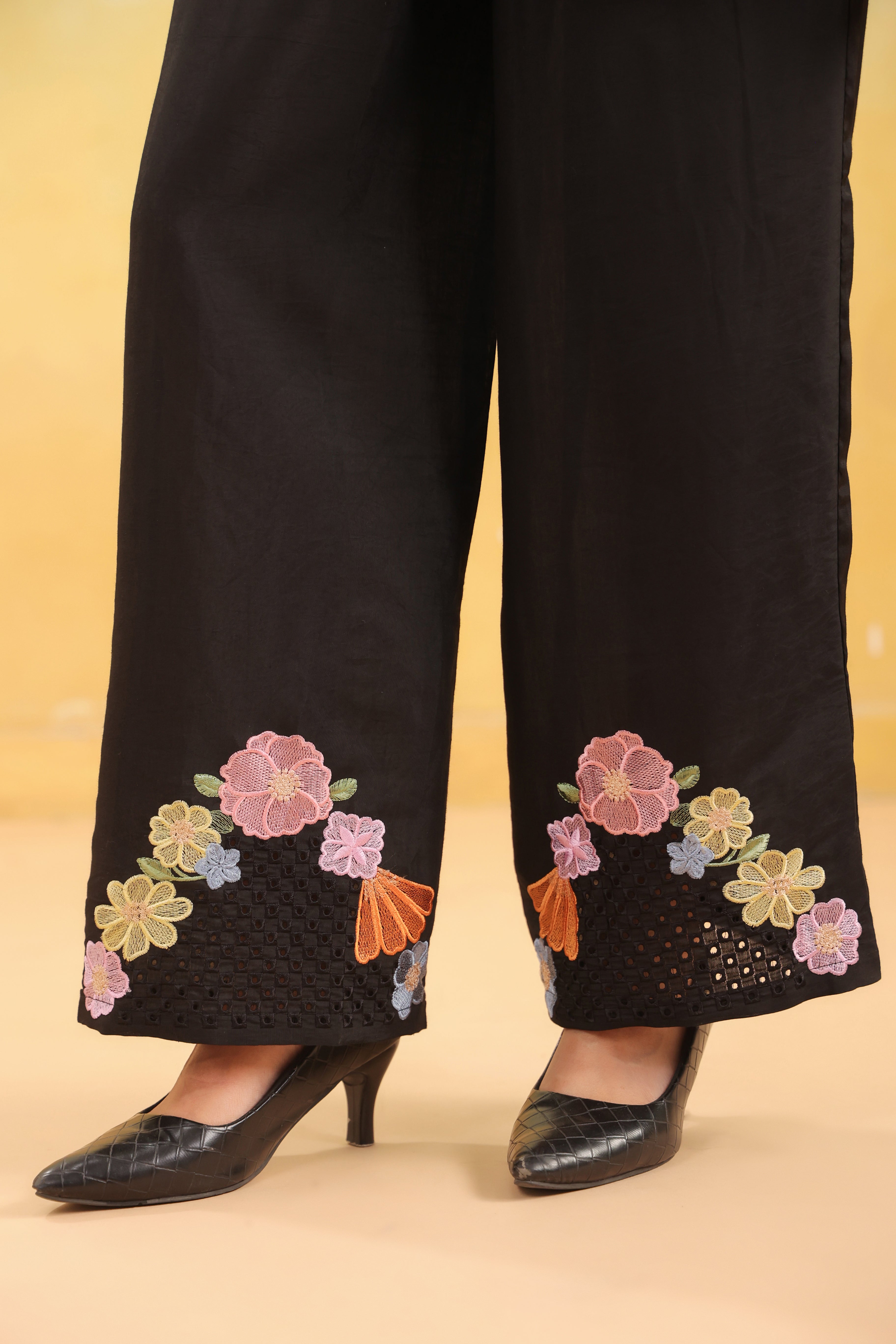 Women Black Floral Embroidered Tunic with Wide-Leg Pants Co-ord Set