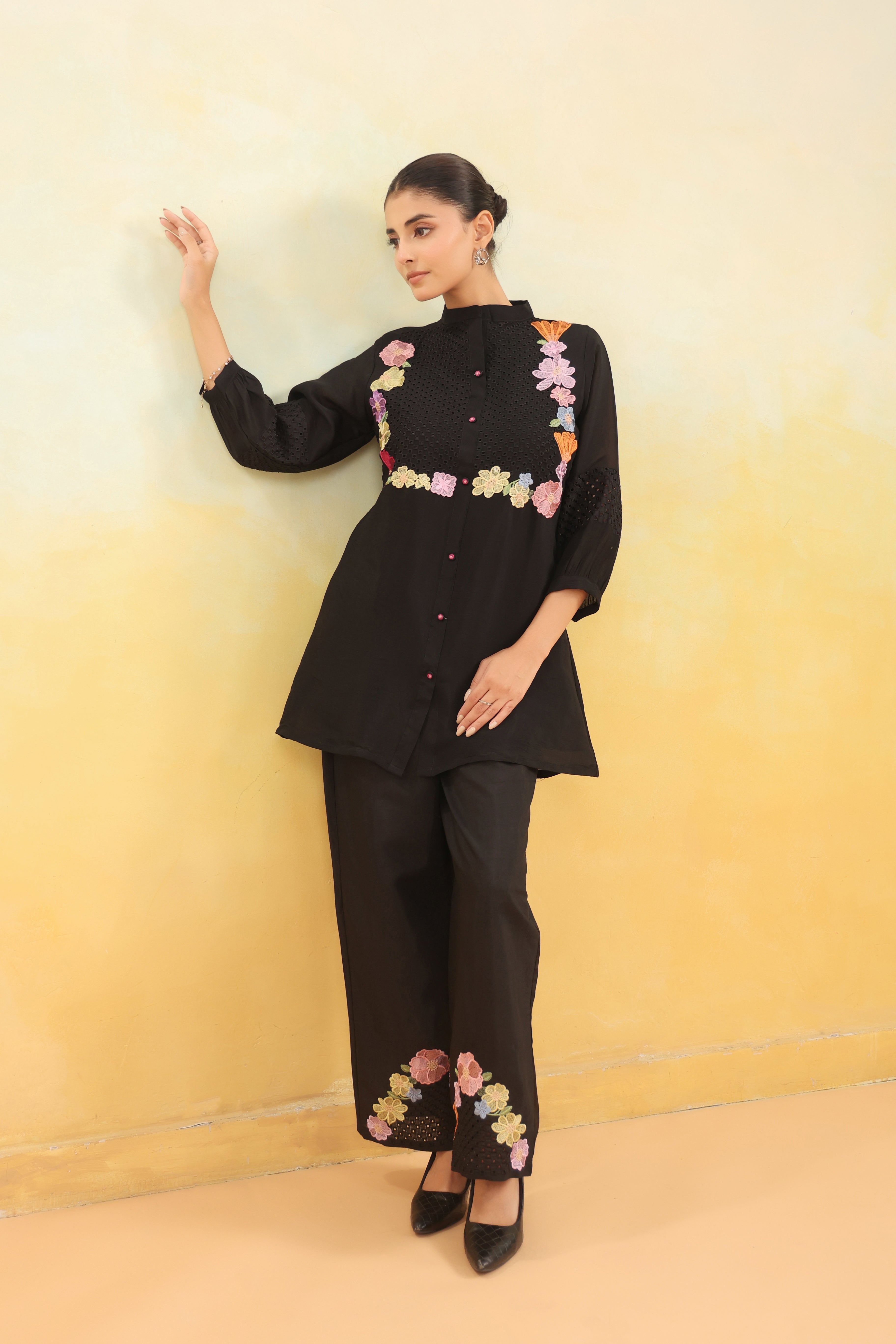 Women Black Floral Embroidered Tunic with Wide-Leg Pants Co-ord Set