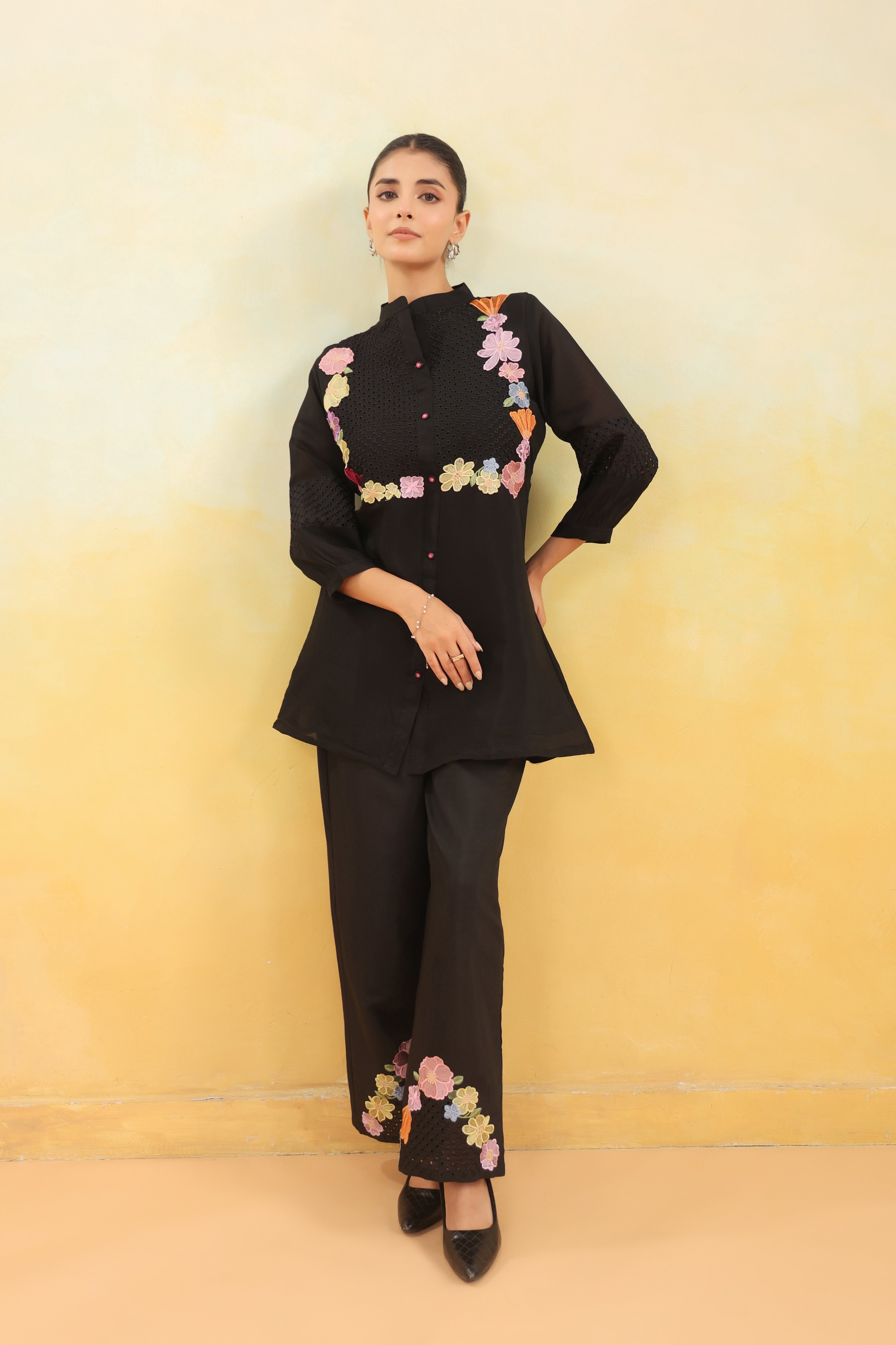 Women Black Floral Embroidered Tunic with Wide-Leg Pants Co-ord Set