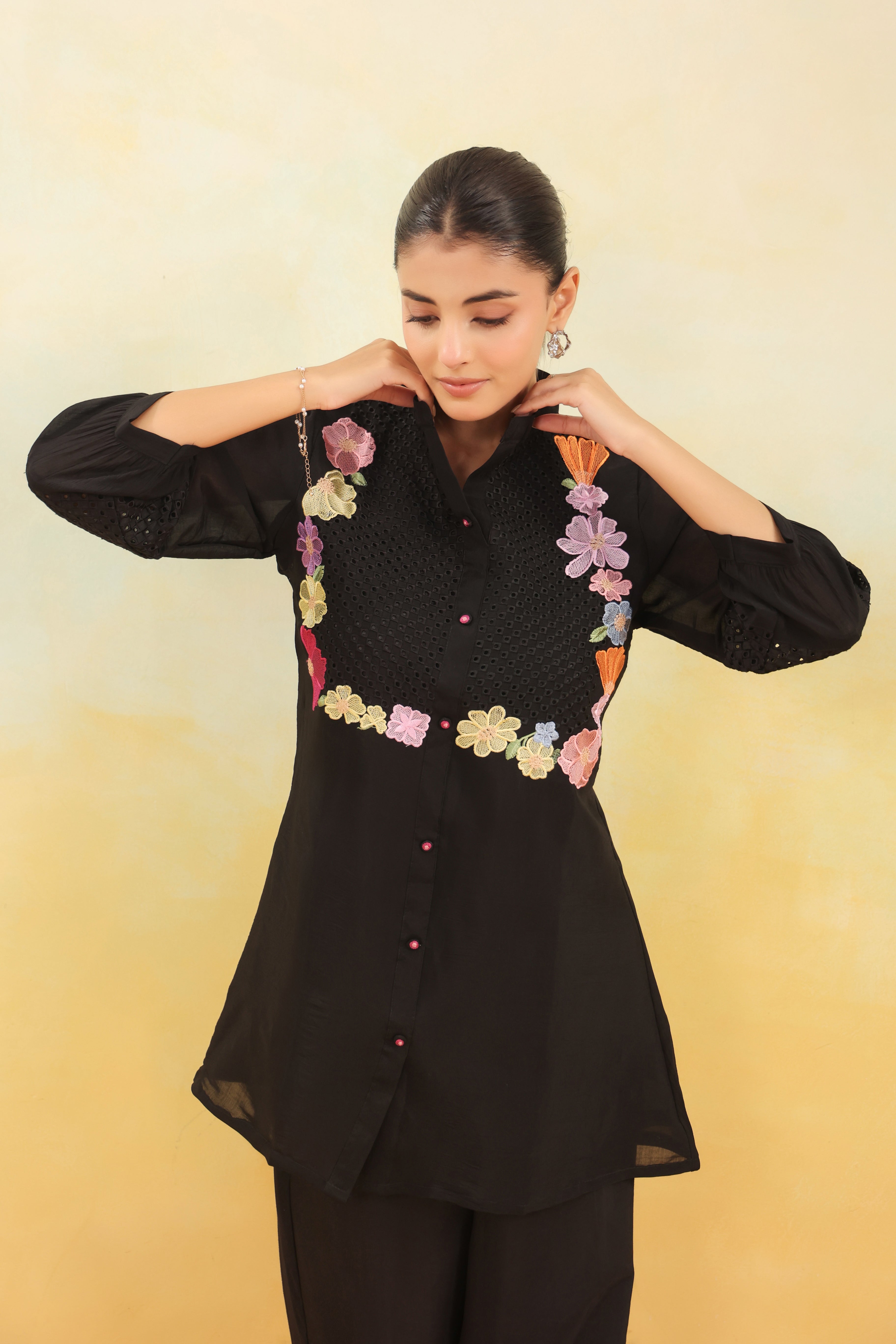 Women Black Floral Embroidered Tunic with Wide-Leg Pants Co-ord Set
