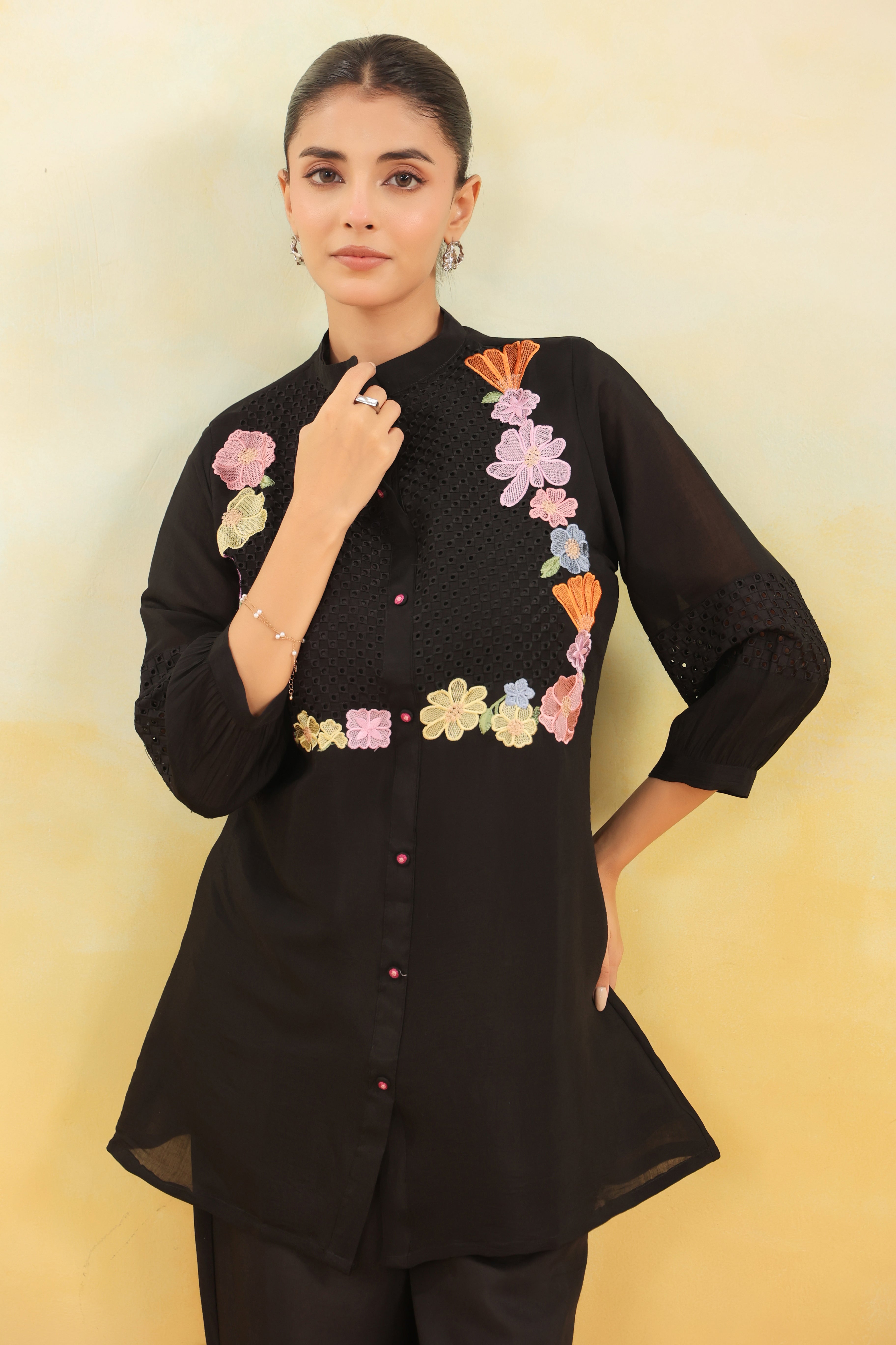 Women Black Floral Embroidered Tunic with Wide-Leg Pants Co-ord Set