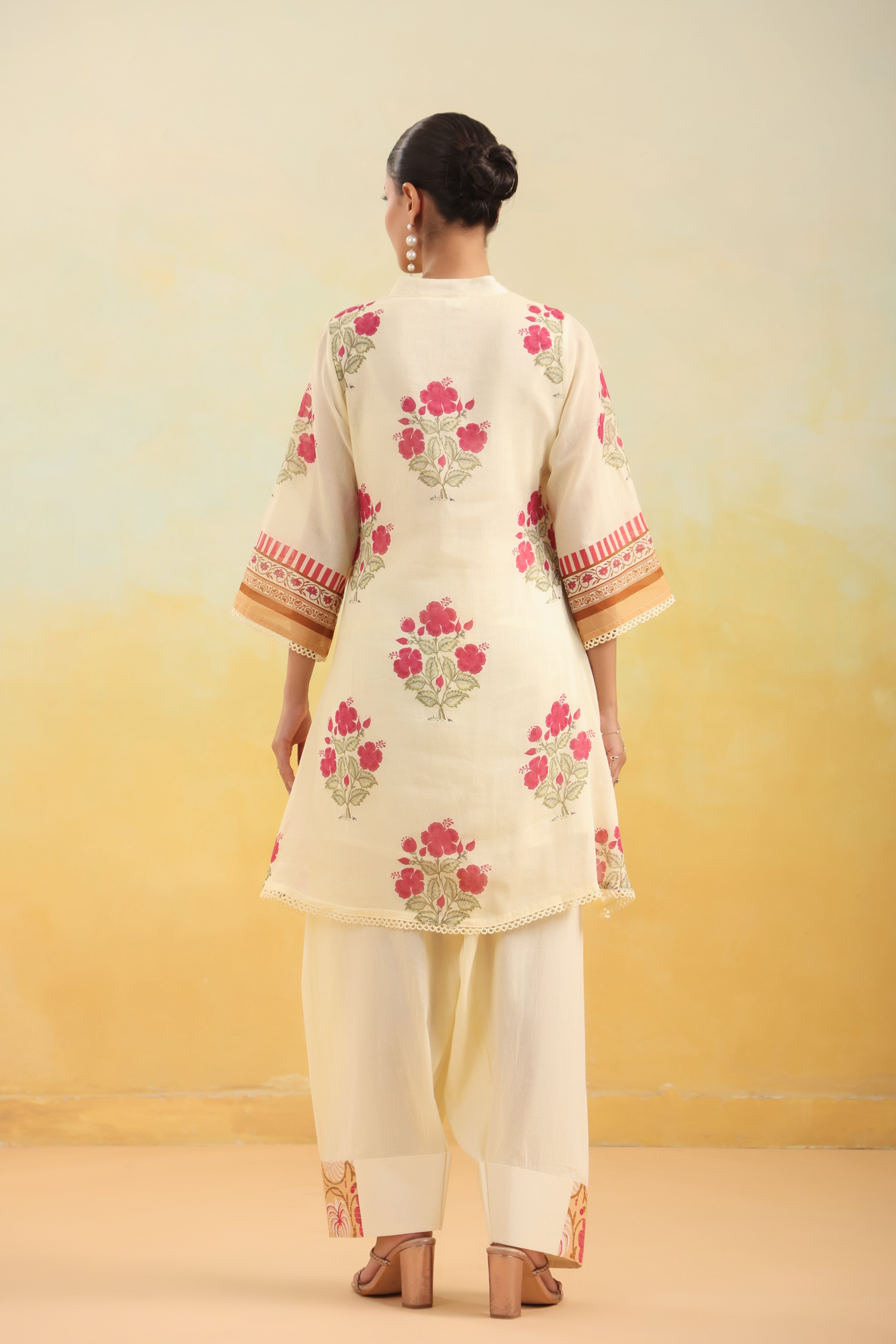 Women Cream Floral Printed Straight Kurta with Pants Set