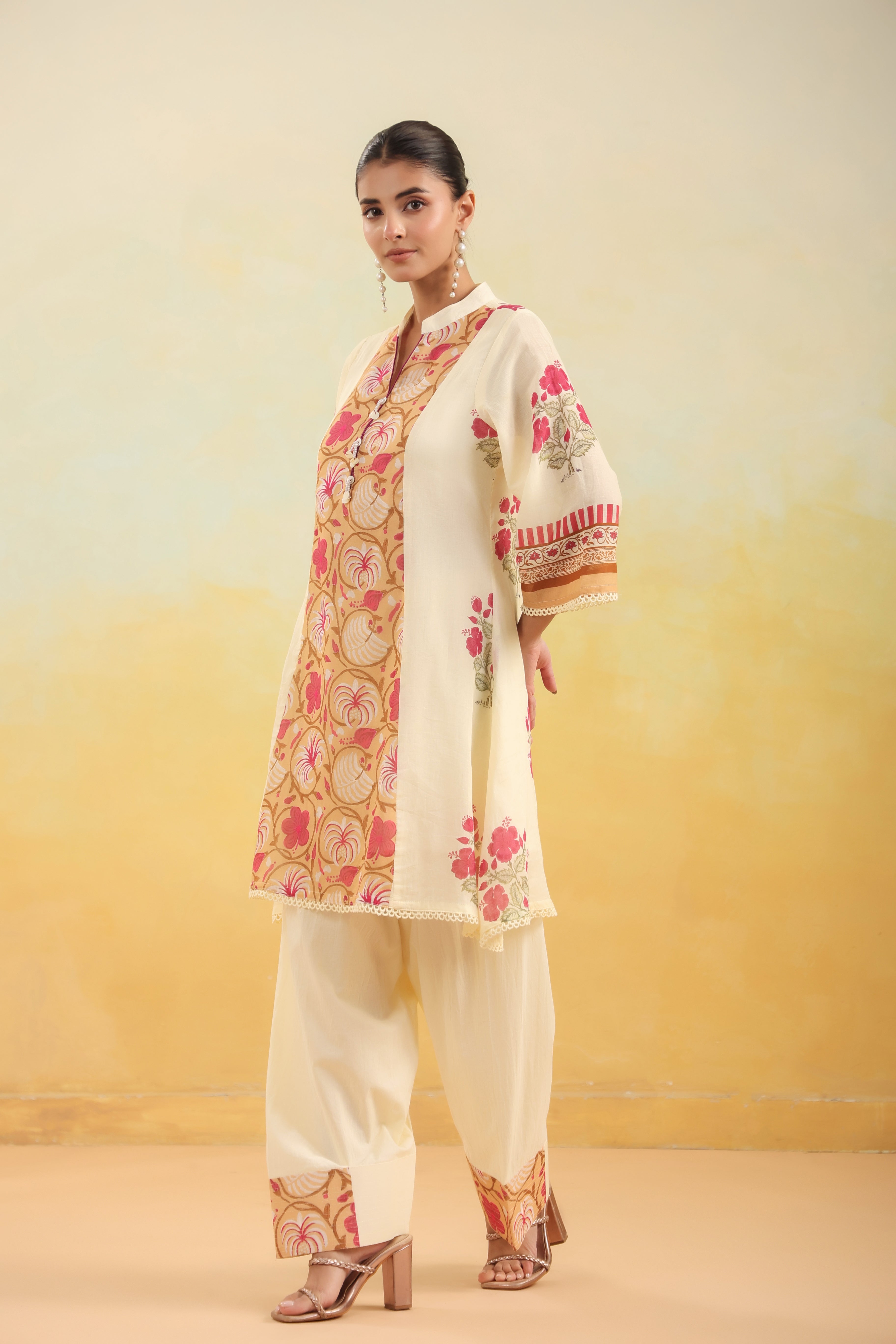 Women Cream Floral Printed Straight Kurta with Pants Set