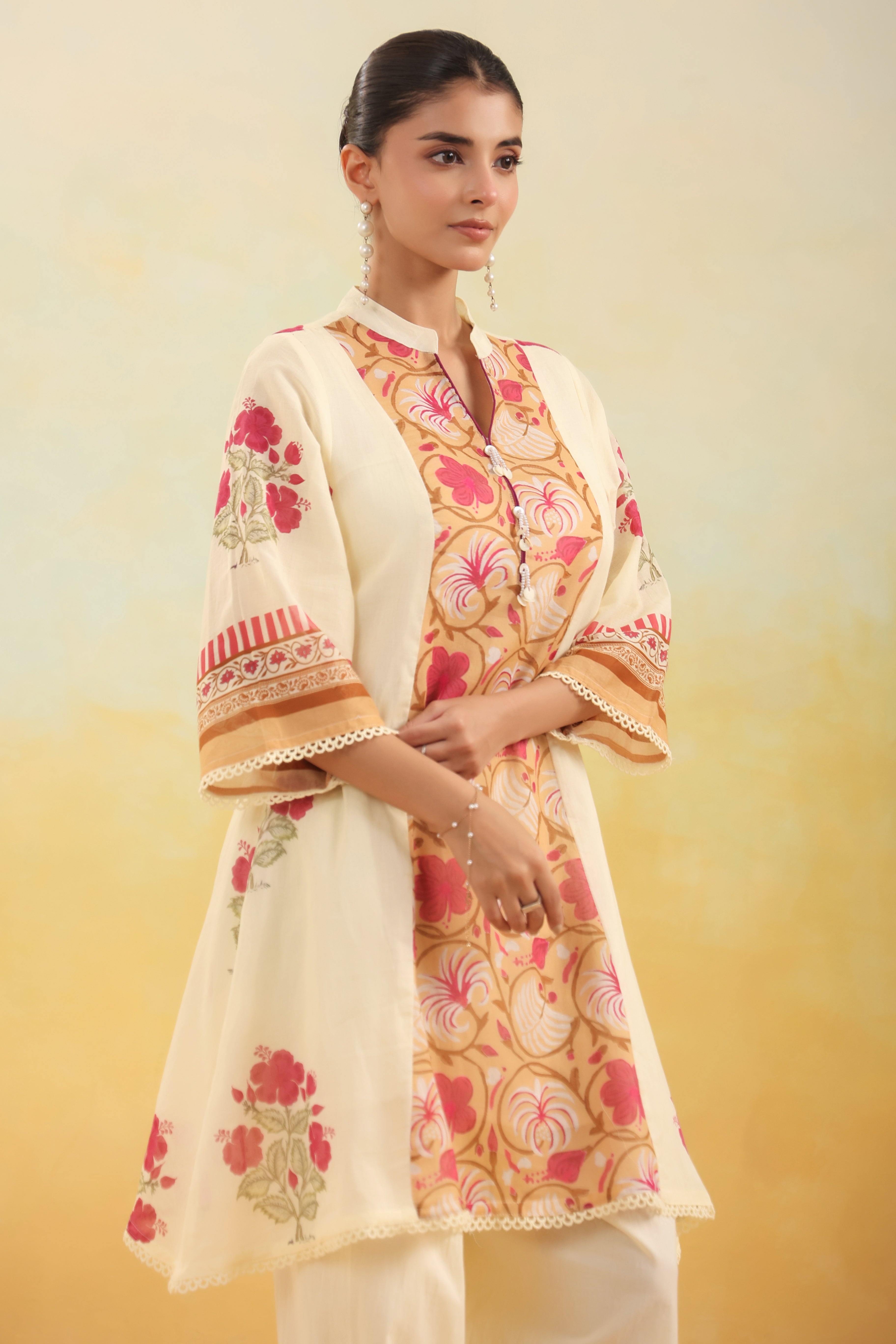 Women Cream Floral Printed Straight Kurta with Pants Set