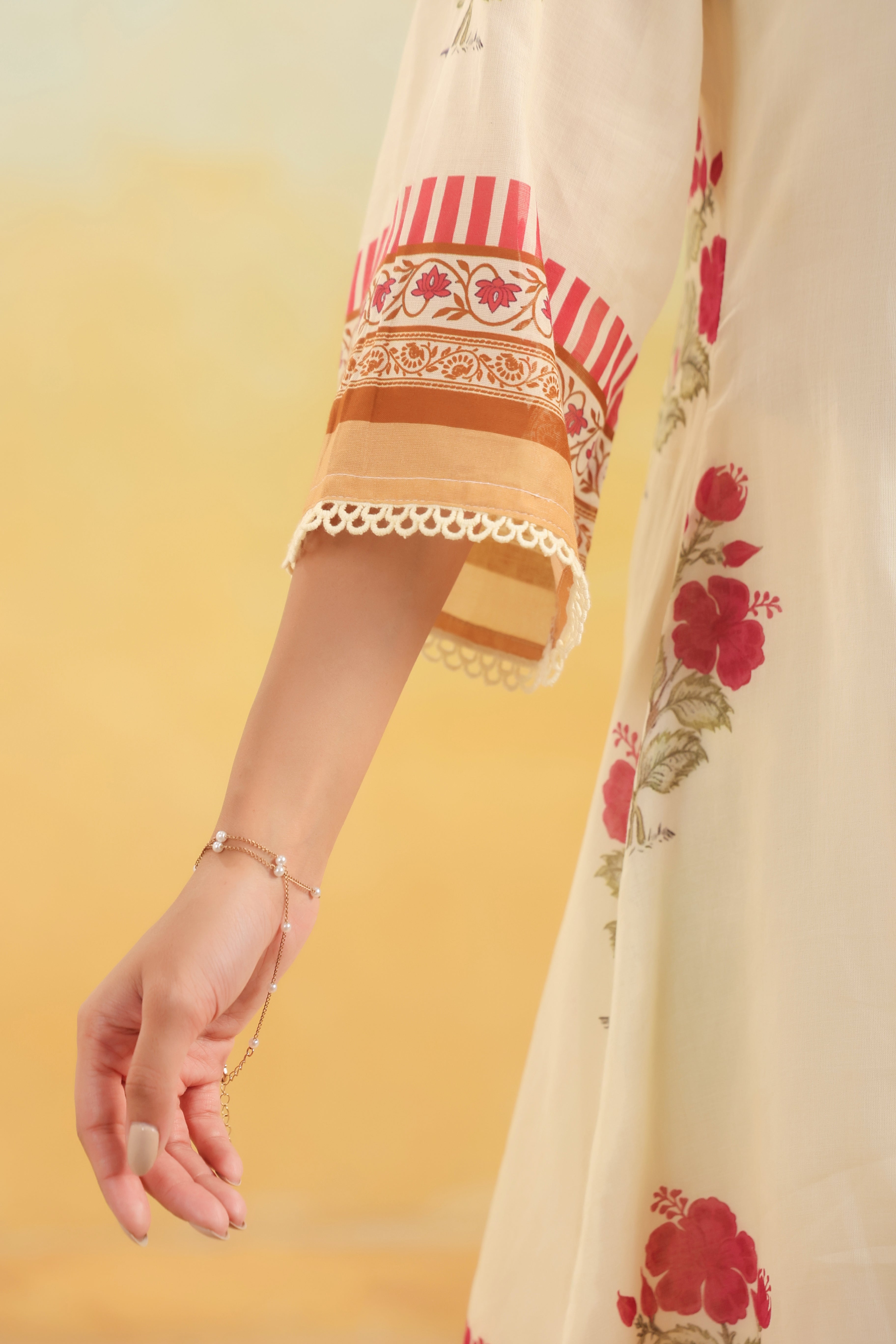 Women Cream Floral Printed Straight Kurta with Pants Set