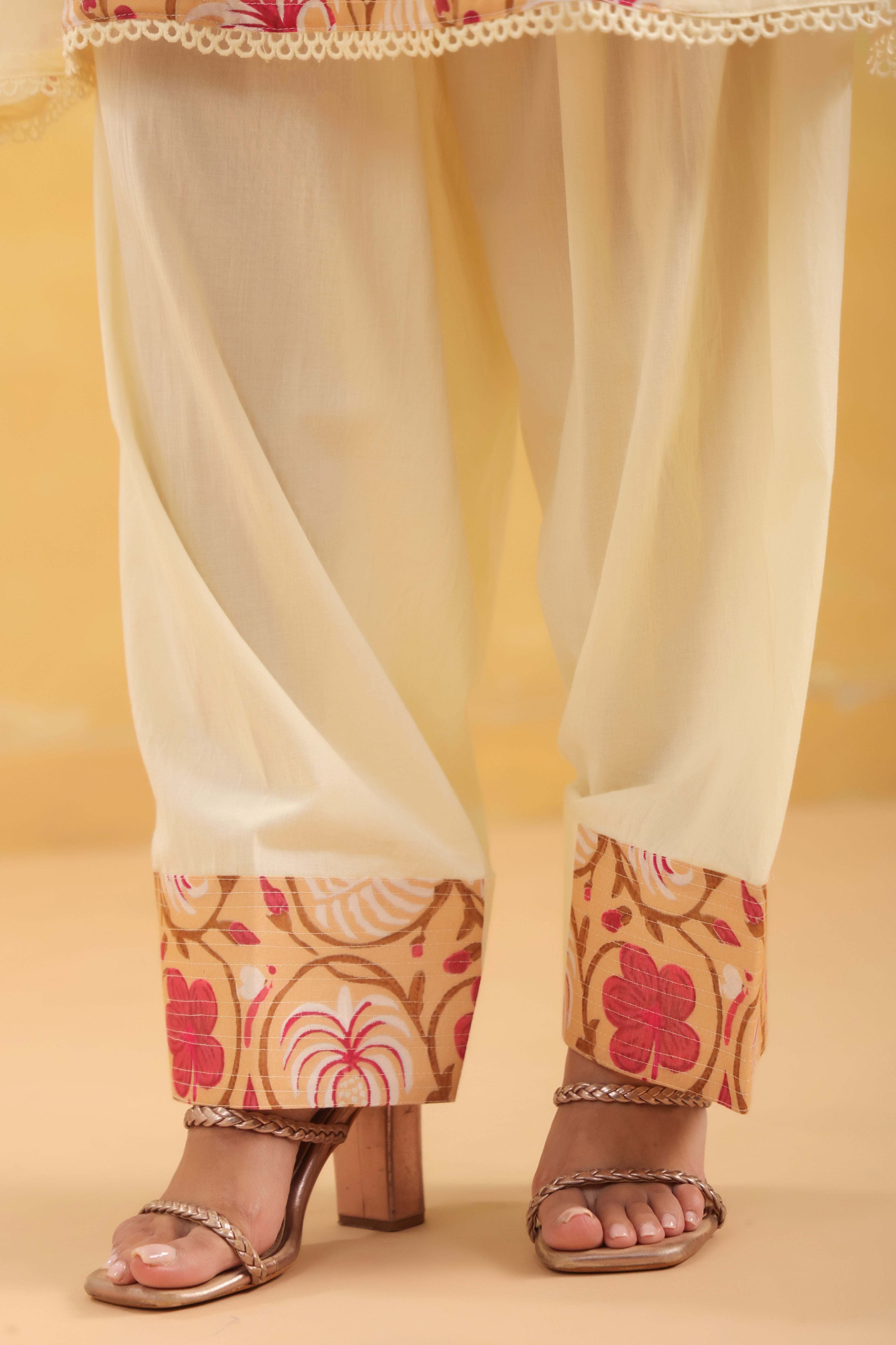 Women Cream Floral Printed Straight Kurta with Pants Set