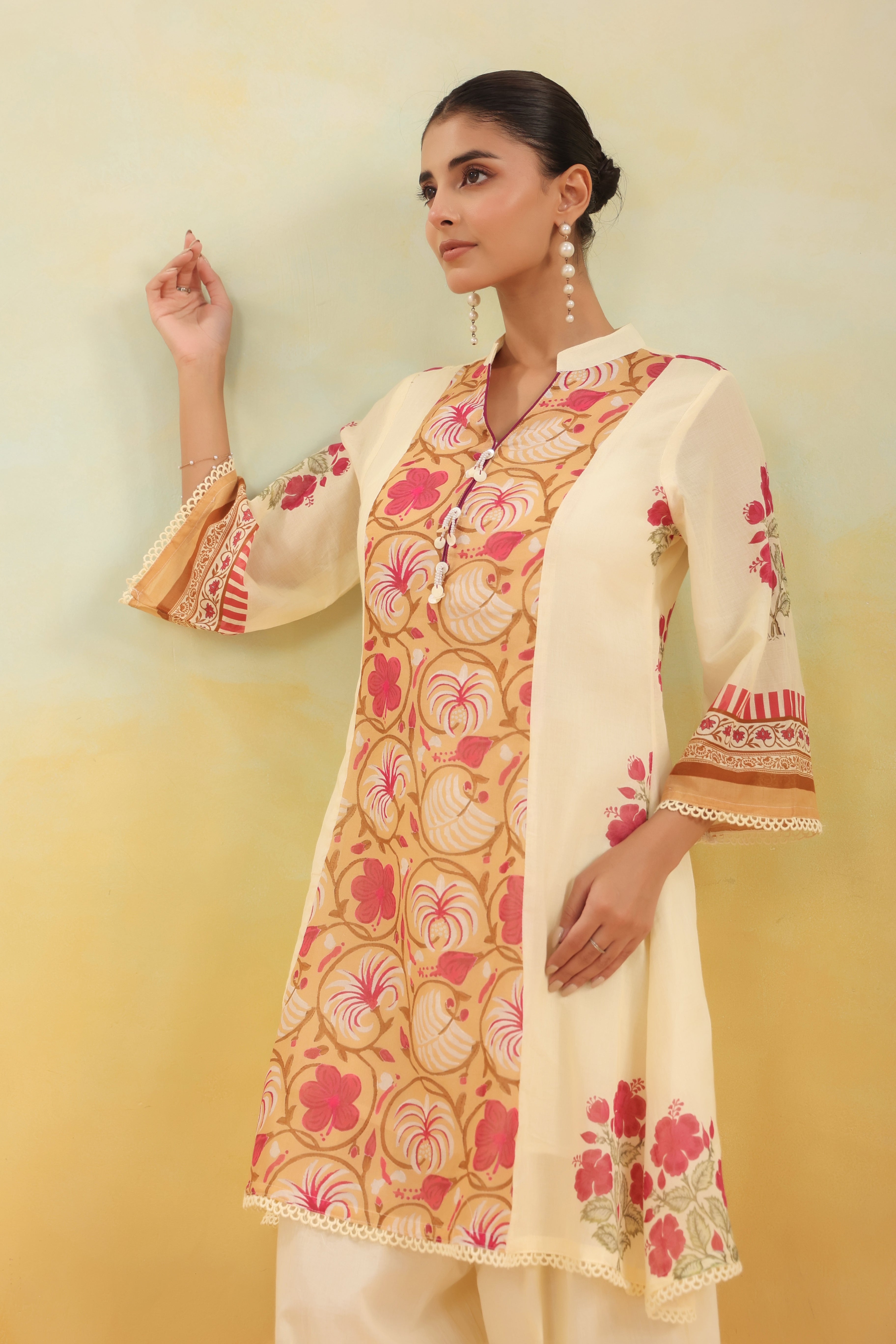 Women Cream Floral Printed Straight Kurta with Pants Set