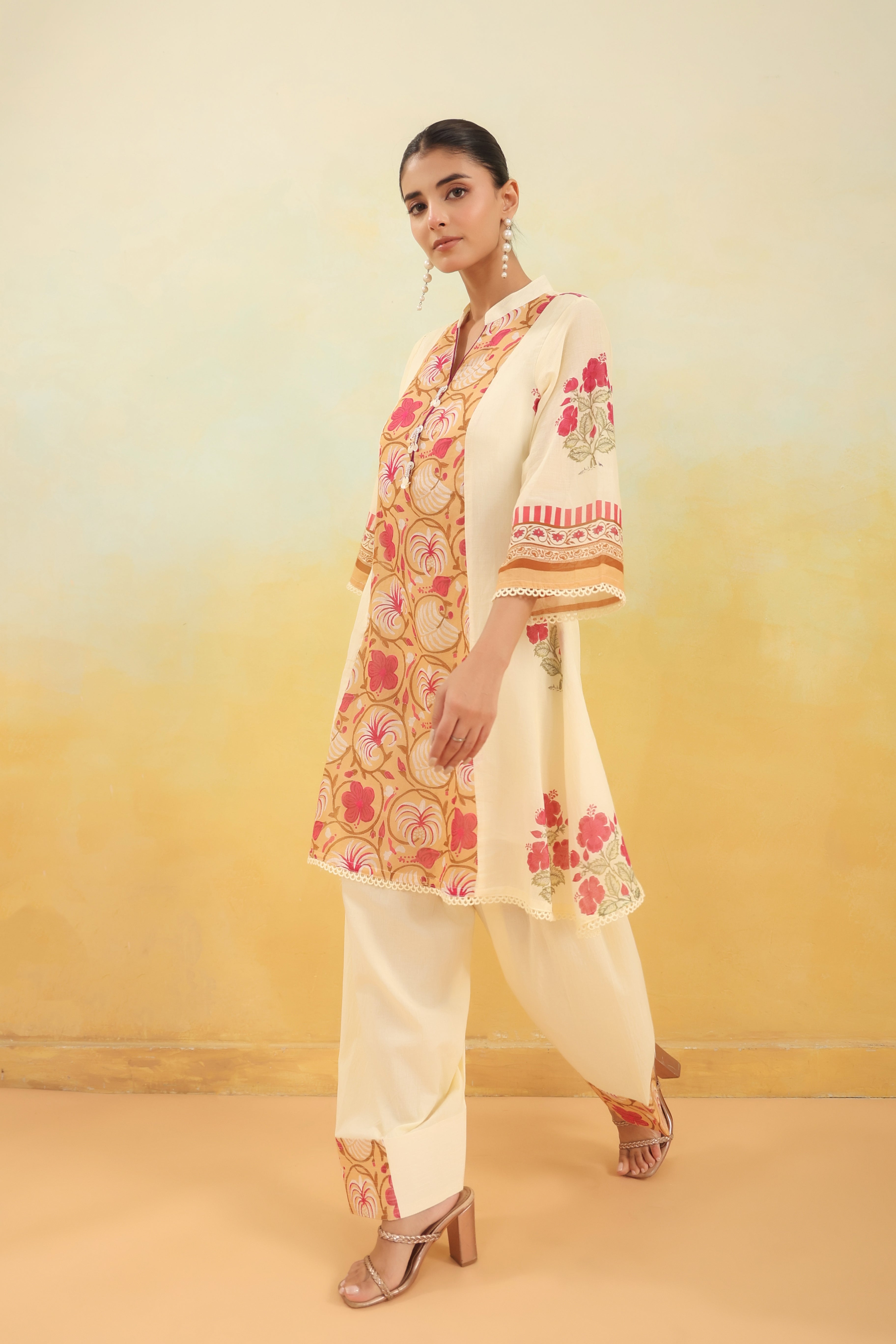 Women Cream Floral Printed Straight Kurta with Pants Set
