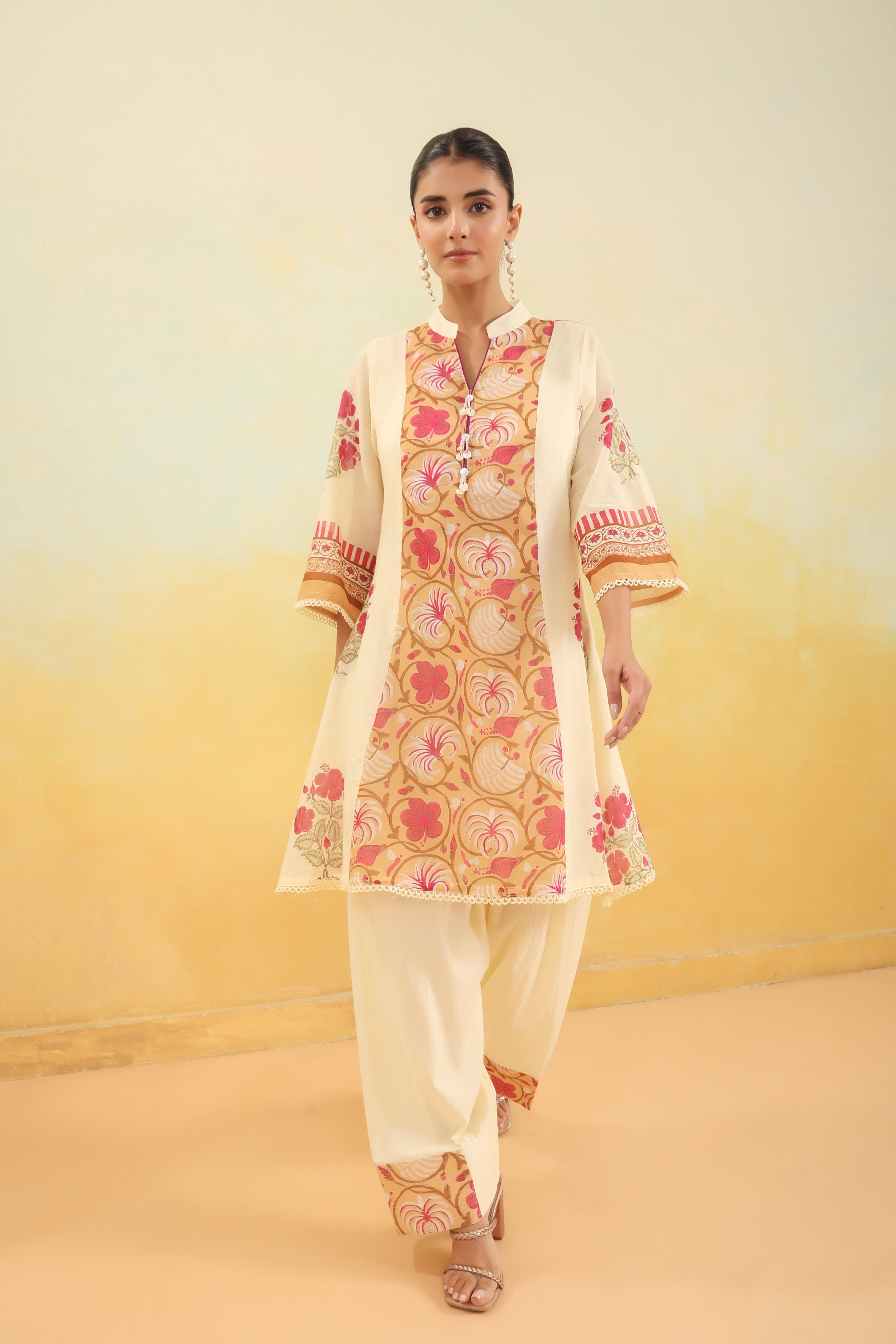 Women Cream Floral Printed Straight Kurta with Pants Set