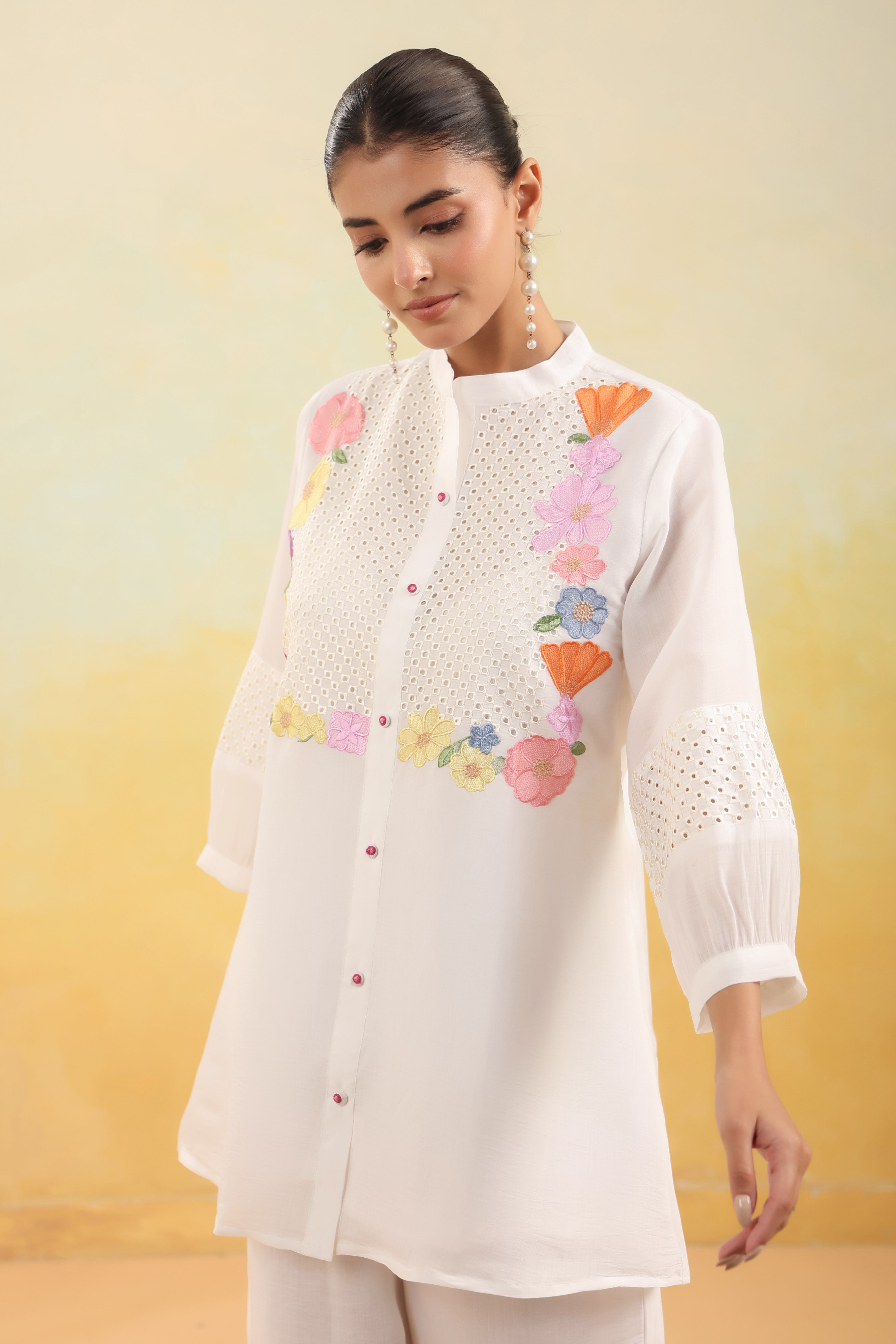 Women White Floral Embroidered Tunic with Wide-Leg Pants Co-ord Set