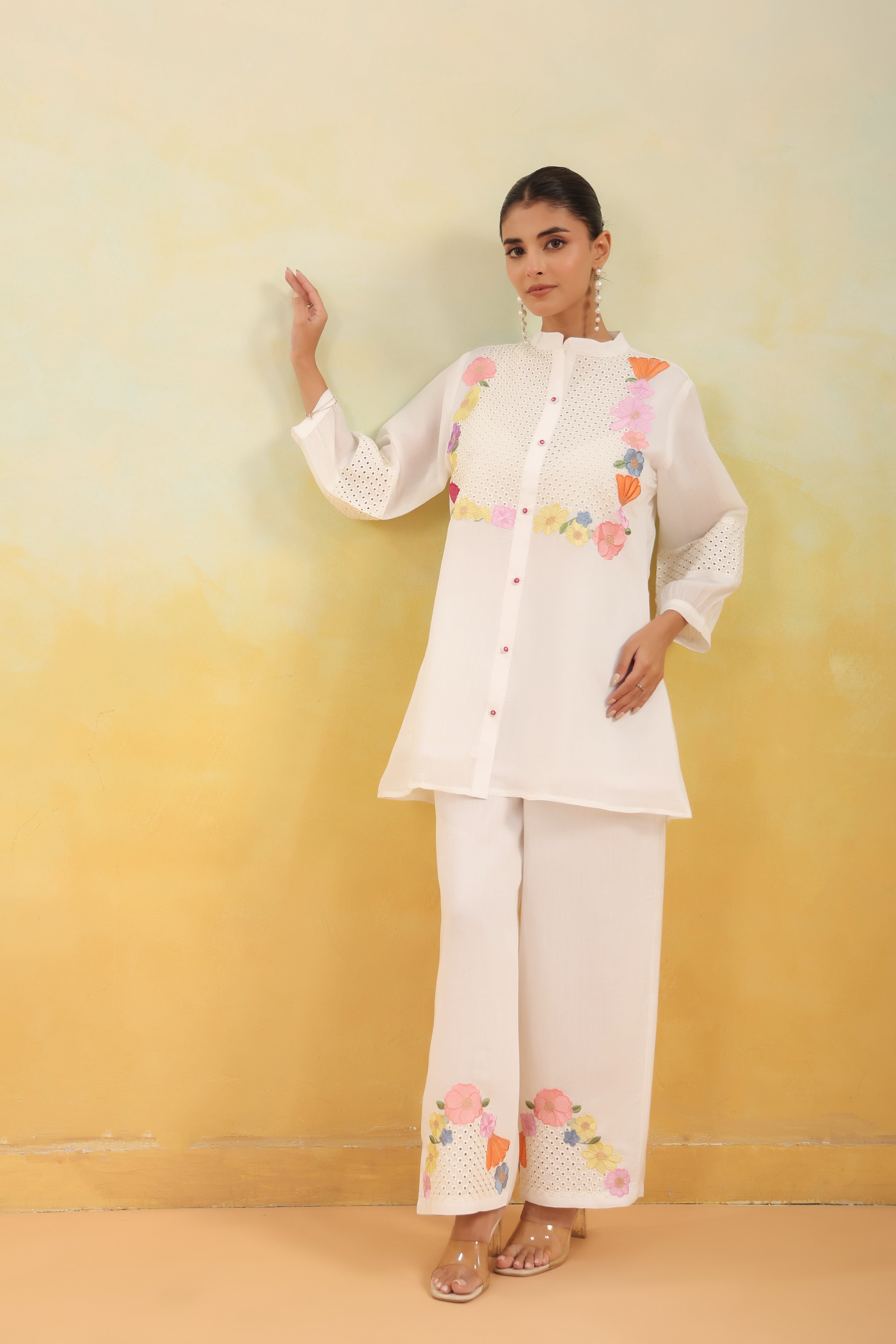 Women White Floral Embroidered Tunic with Wide-Leg Pants Co-ord Set